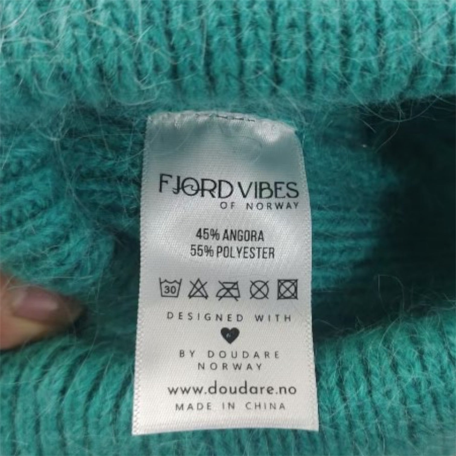 Angora ull-lue til isbading med fjord vibes of Norways logo påsydd inni