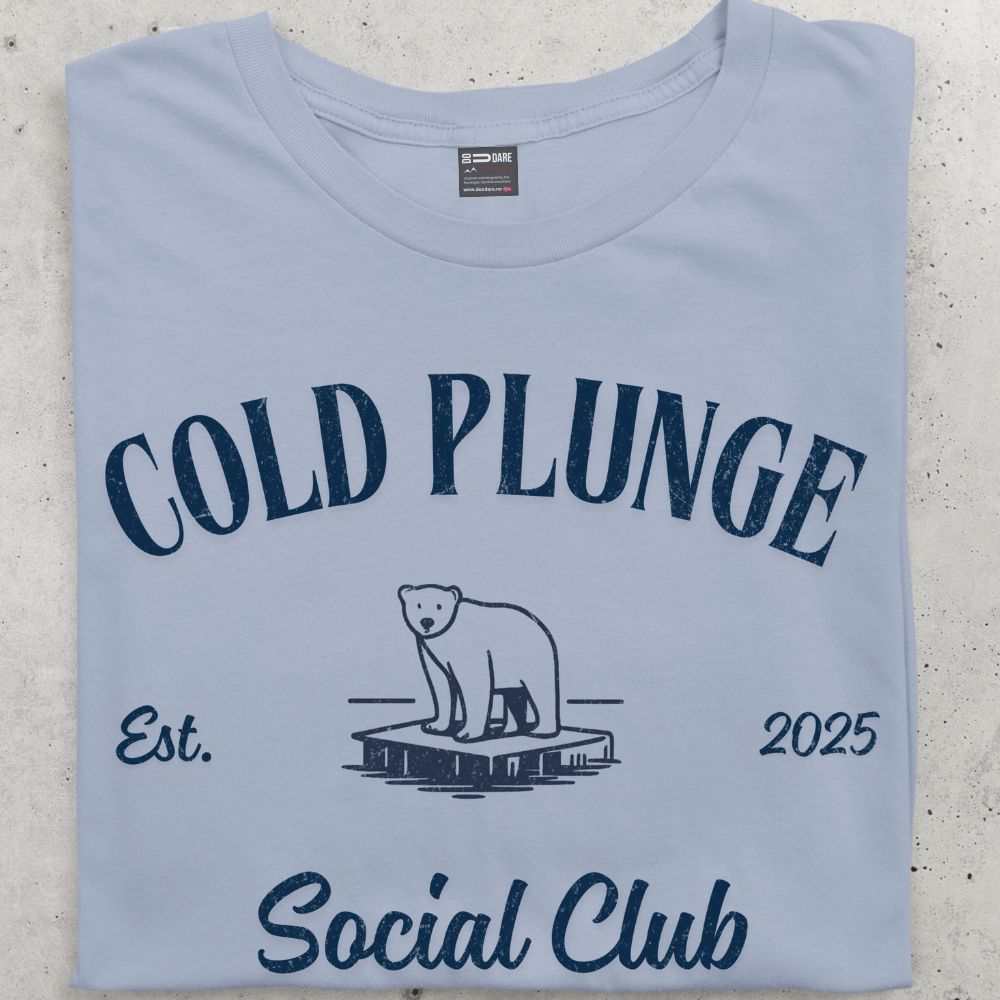 sammenlagt lys blå t-skjorte med trykk av cold plunge social club og isbjørn av Doudare