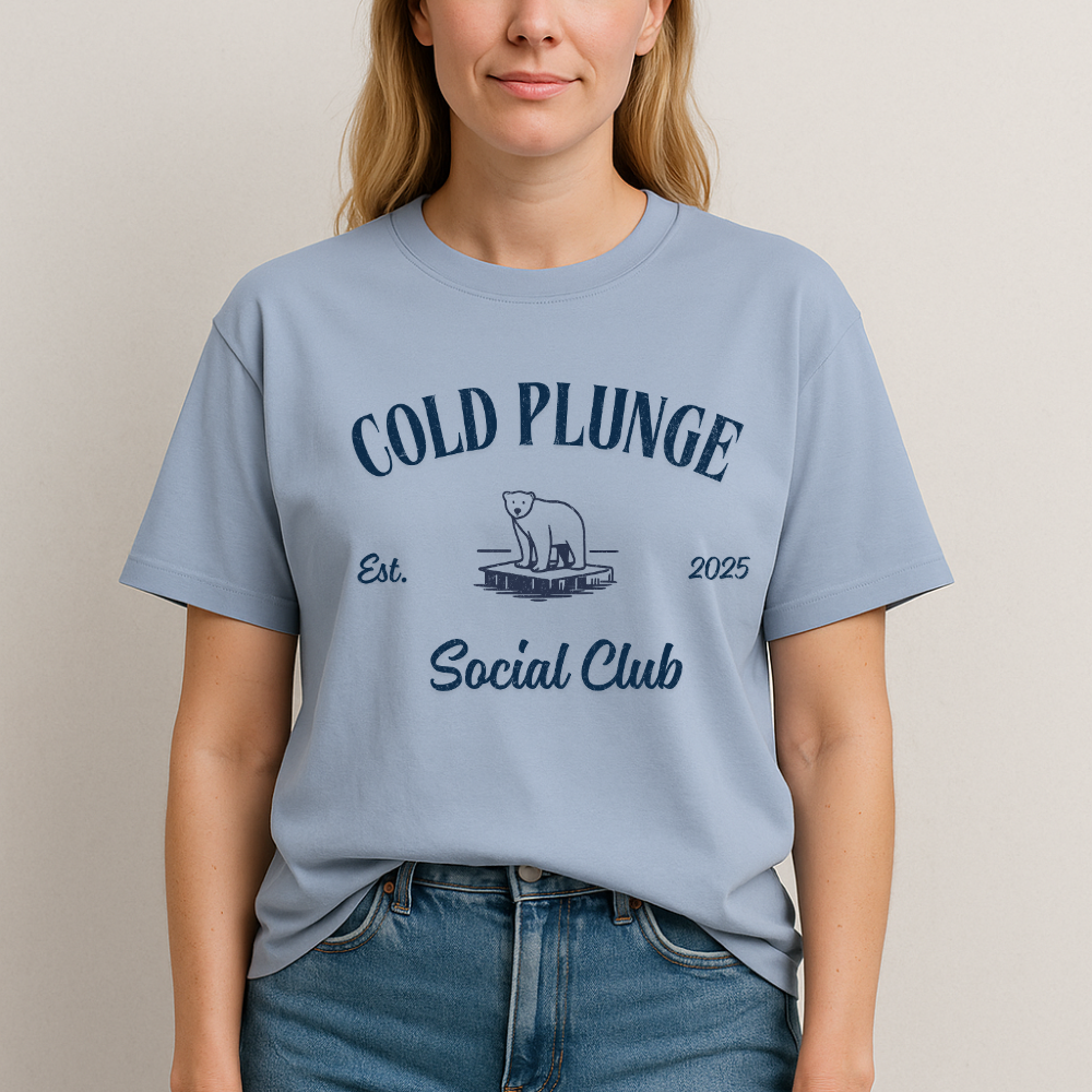 dame som har på en lys blå t-skjorte med trykk av cold plunge social club og en isbjørn over brystet fra DoUdare