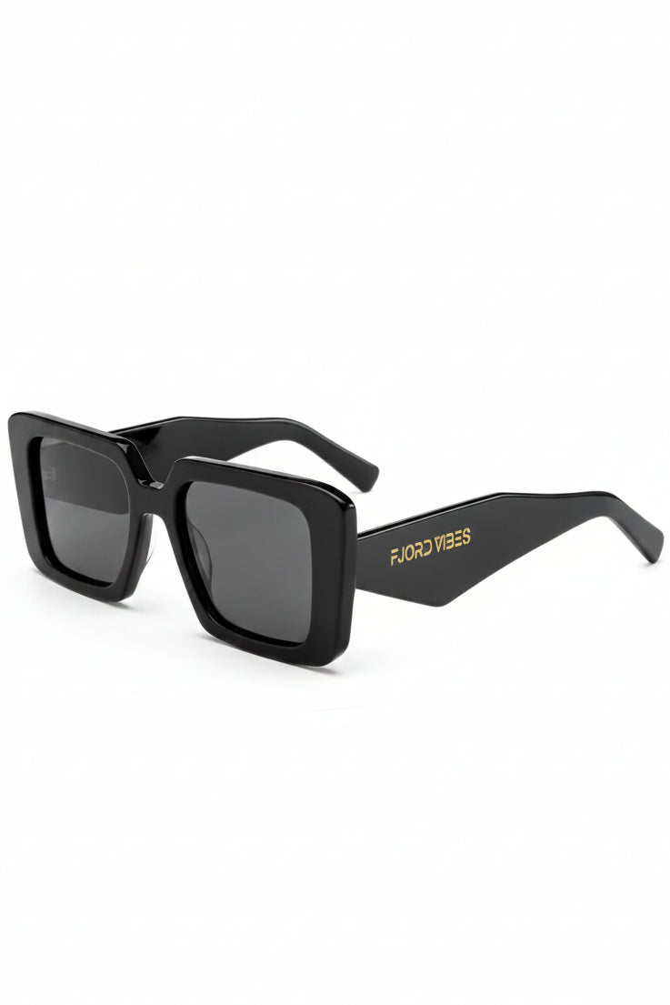 Oversized Acetate statement solbriller fra Fjord Vibes of Norway med svart rammme, svart innfatning ogsvart arm med hvit bakgrunn