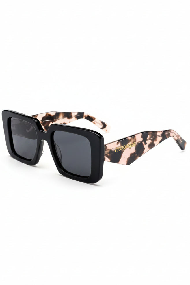 Oversized Acetate statement solbriller fra Fjord Vibes of Norway med svart rammme, svart innfatning og turtoise champagne og brunfarget arm med hvit bakgrunn