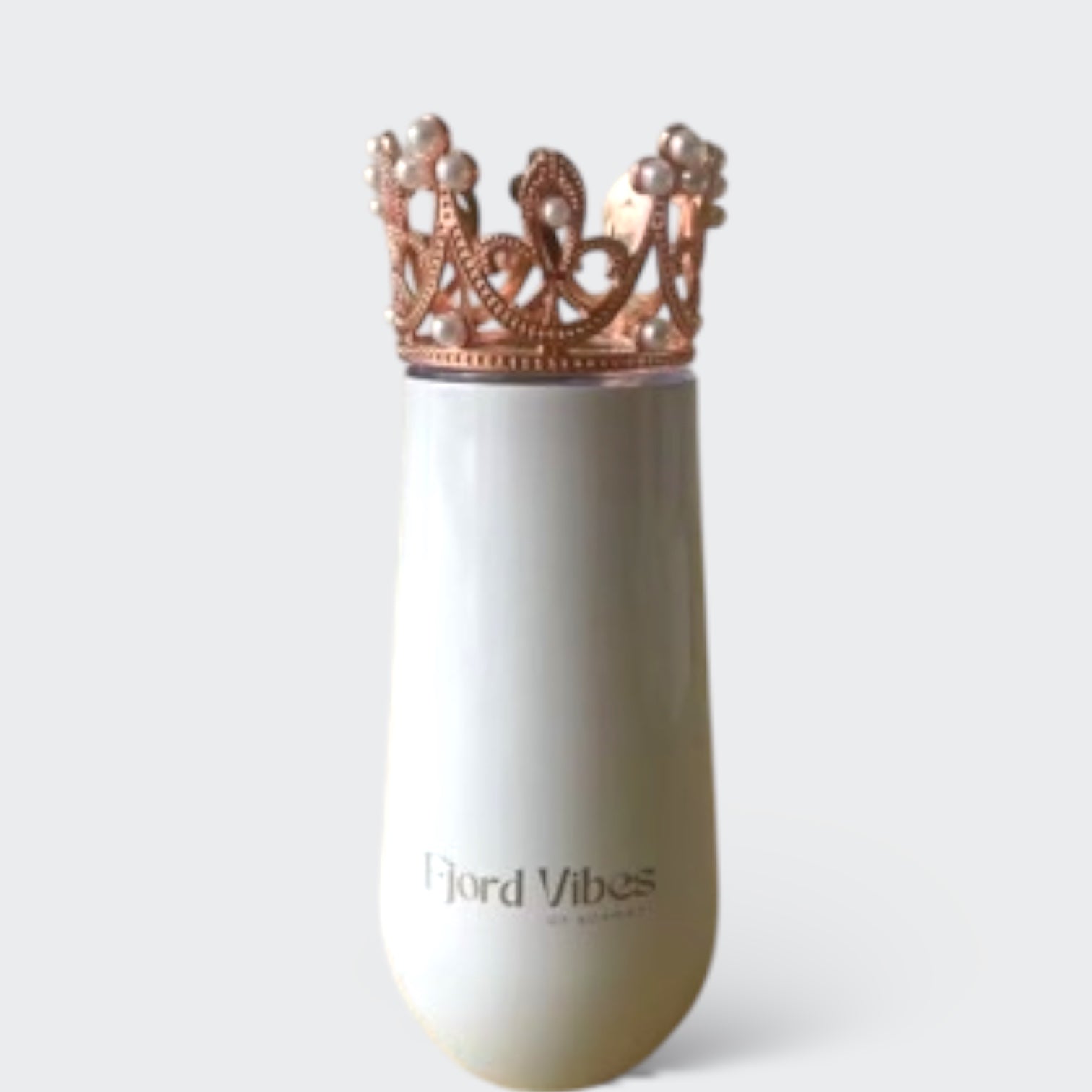 Fjord vibes prosecco vin kopp i hvit farge med pyntekrone i rose-gull