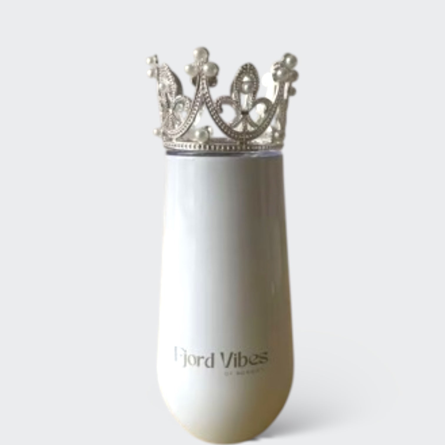 Fjord vibes prosecco vin kopp i hvit farge med pyntekrone i sølv