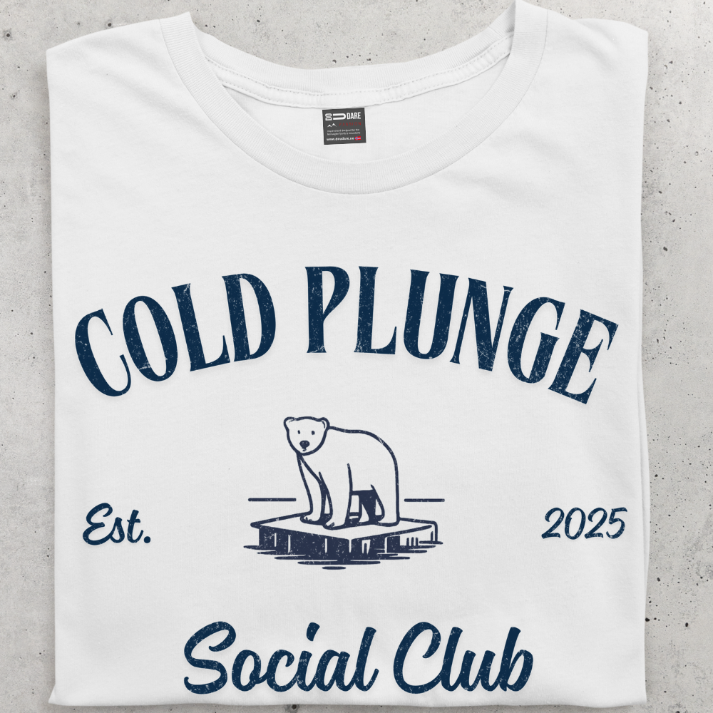 sammenlagt hvit t-skjorte med trykk av cold plunge social club og isbjørn av Doudare