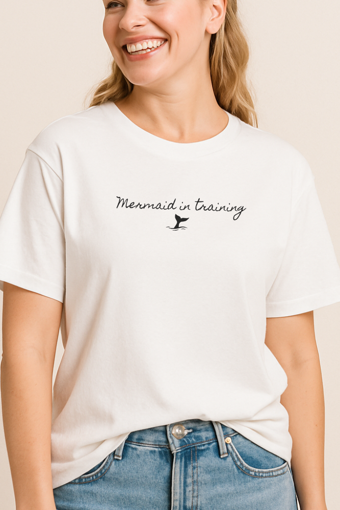 Dame med hvit unisex isbading t-skjorte fra doudare med påskrift Mermaid in training