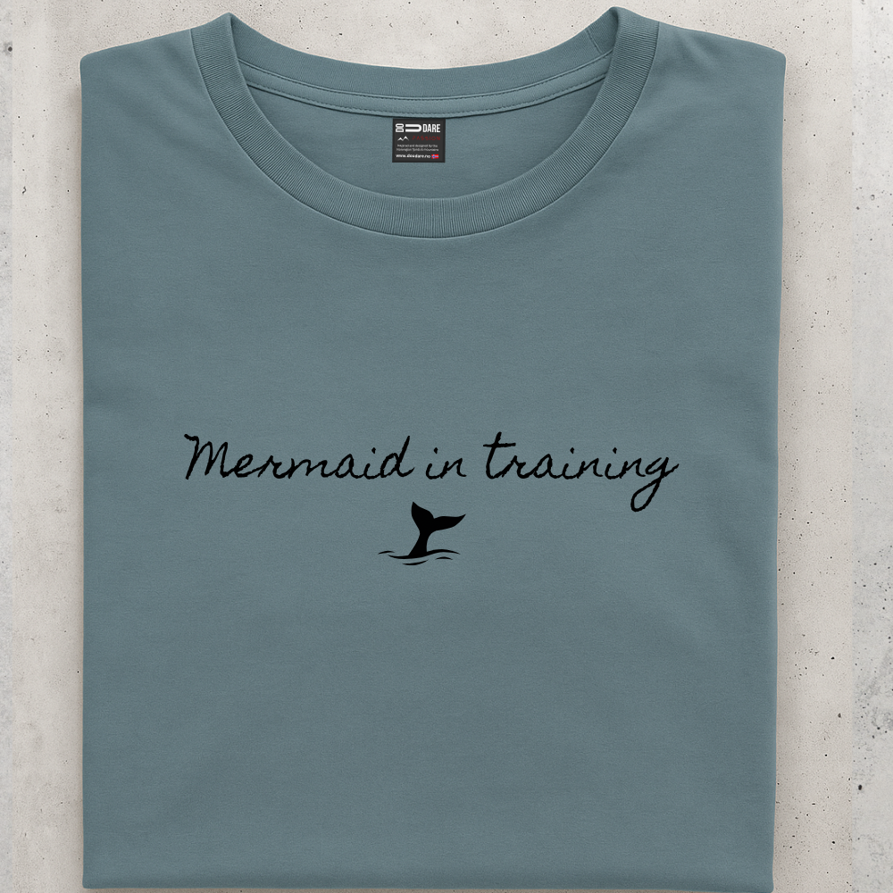 Sjøgrønn sammenlagt unisex isbading t-skjorte med påskrift Mermaid in training fra Doudare