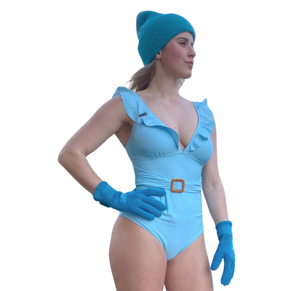 dame med lys blå badedrakt fra fjord vibes og doudare, men turkis tibehør neopren sokker og hansker samt ull lue