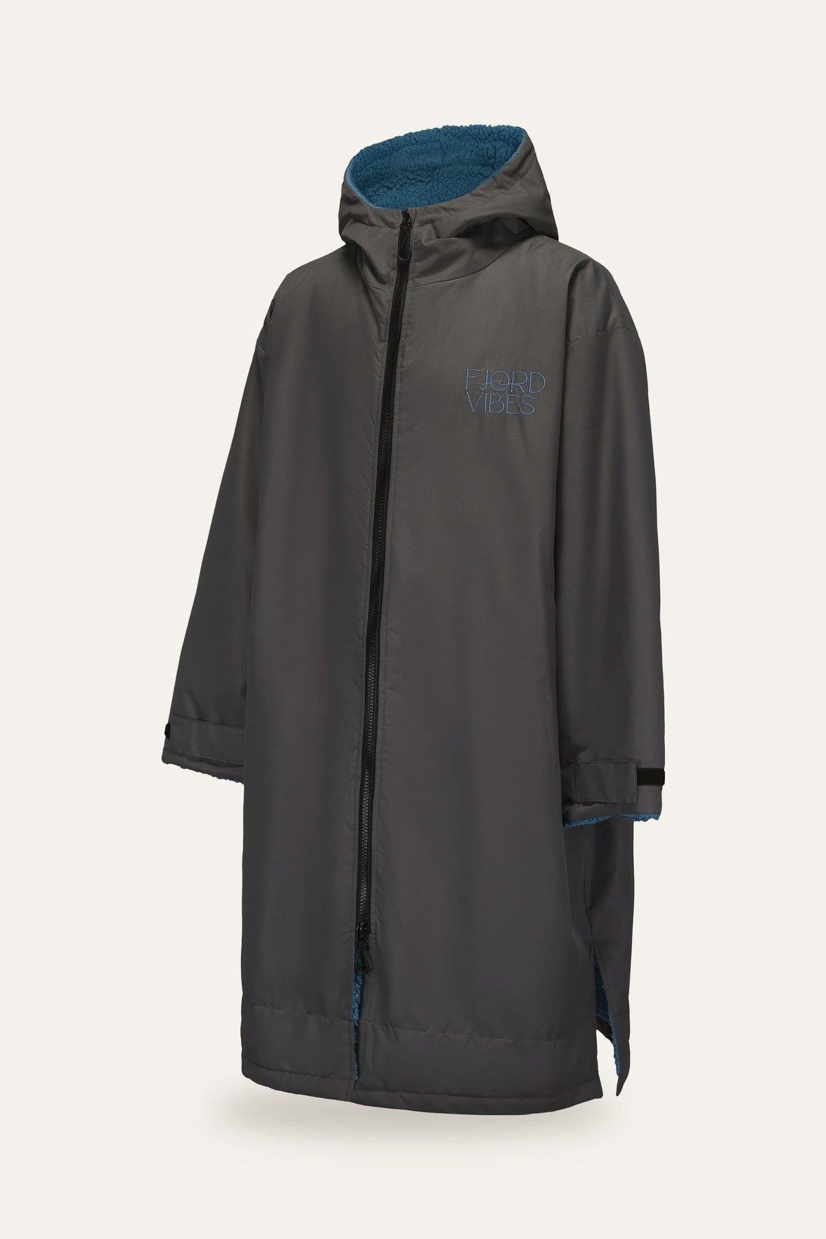 Grå badekåpe til isbading og helårsbading fra Fjord Vibes med glacierblå fleece i hetten og brodert logo – sett forfra