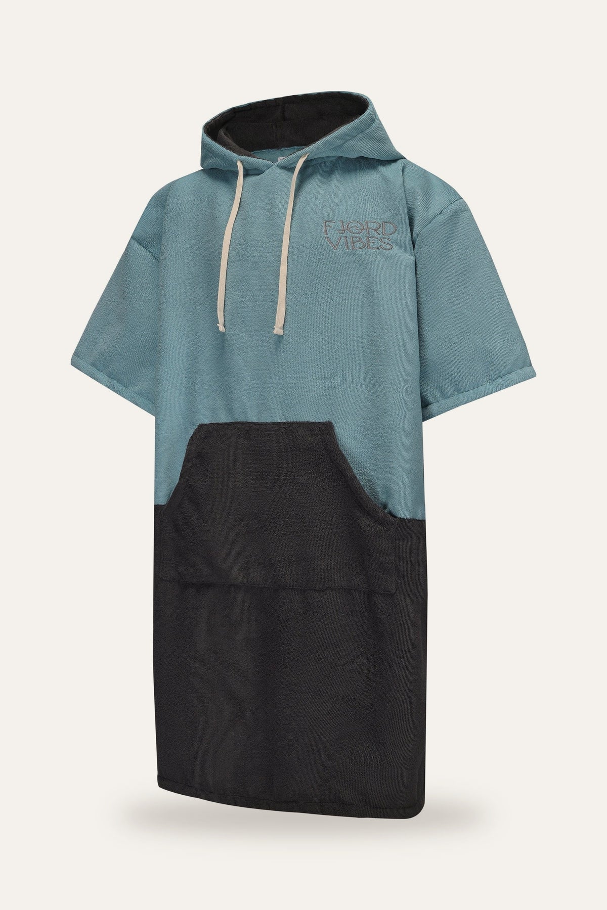 Blå badeponcho til isbading i mikrofiber fra Fjord Vibes med brodert logo – sett forfra