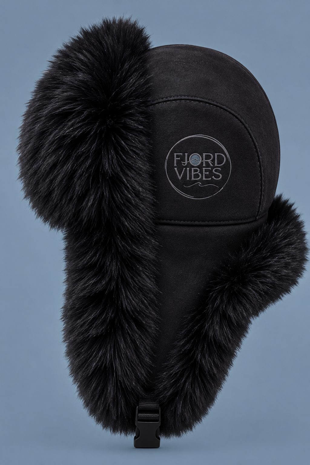 Svart trapper lue i fuskepels fra Fjord Vibes med svart pels, lange øreklaffer og brodert grå logo på siden