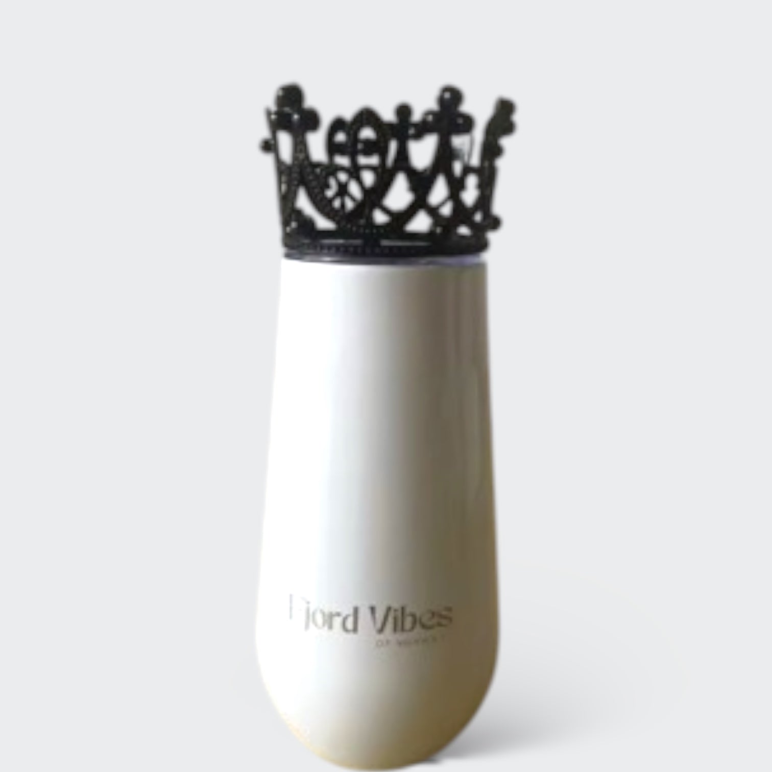hvit prosecco vin kopp med pyntekrone i svart
