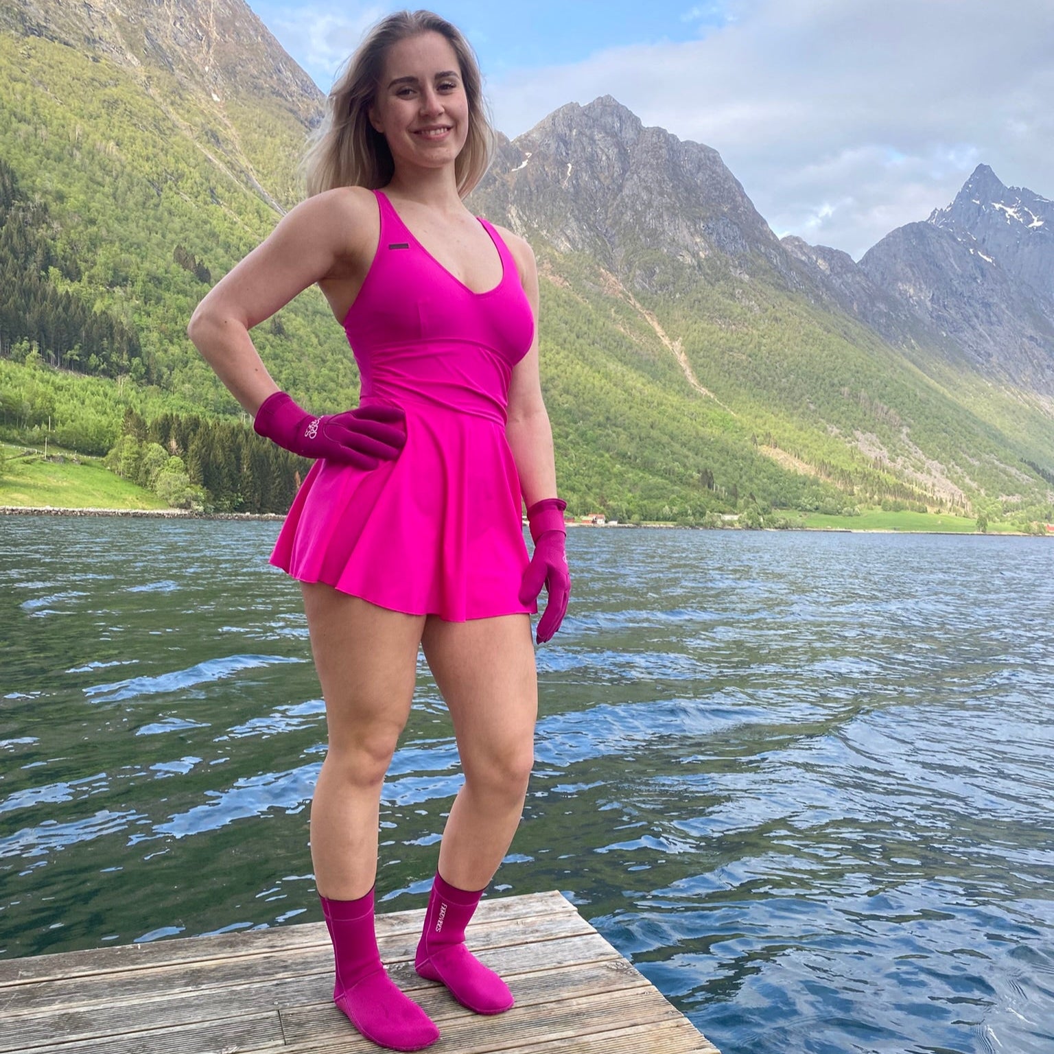 dame som har på rosa badekjole med matchende neorpen sokker og hansker