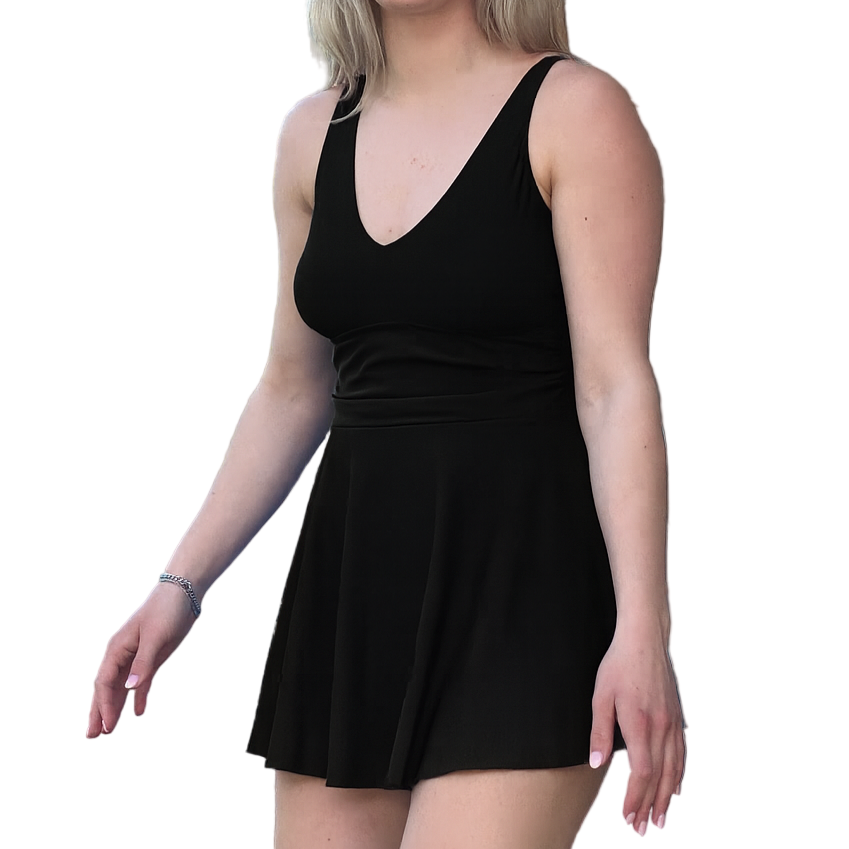 Dame som har på svart marilyn badekjole fra fjordvibes - DoUdare