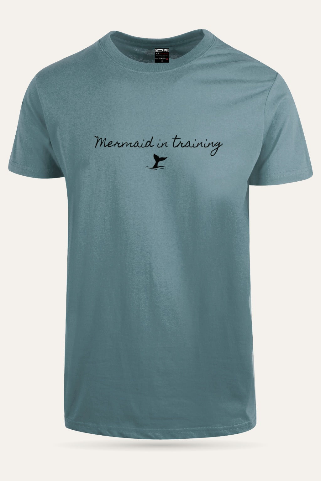 Mermaid in Training t-skjorte unisex i dusty blue sett forfra – viser passform og trykk – Fjord Vibes