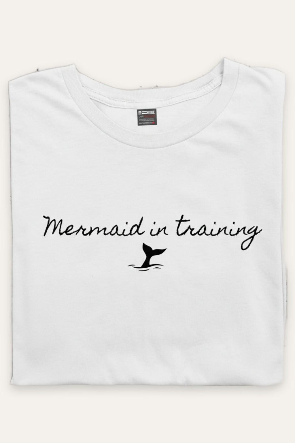 Sammenbrettet Mermaid in Training t-skjorte unisex i hvit – viser trykket – Fjord Vibes