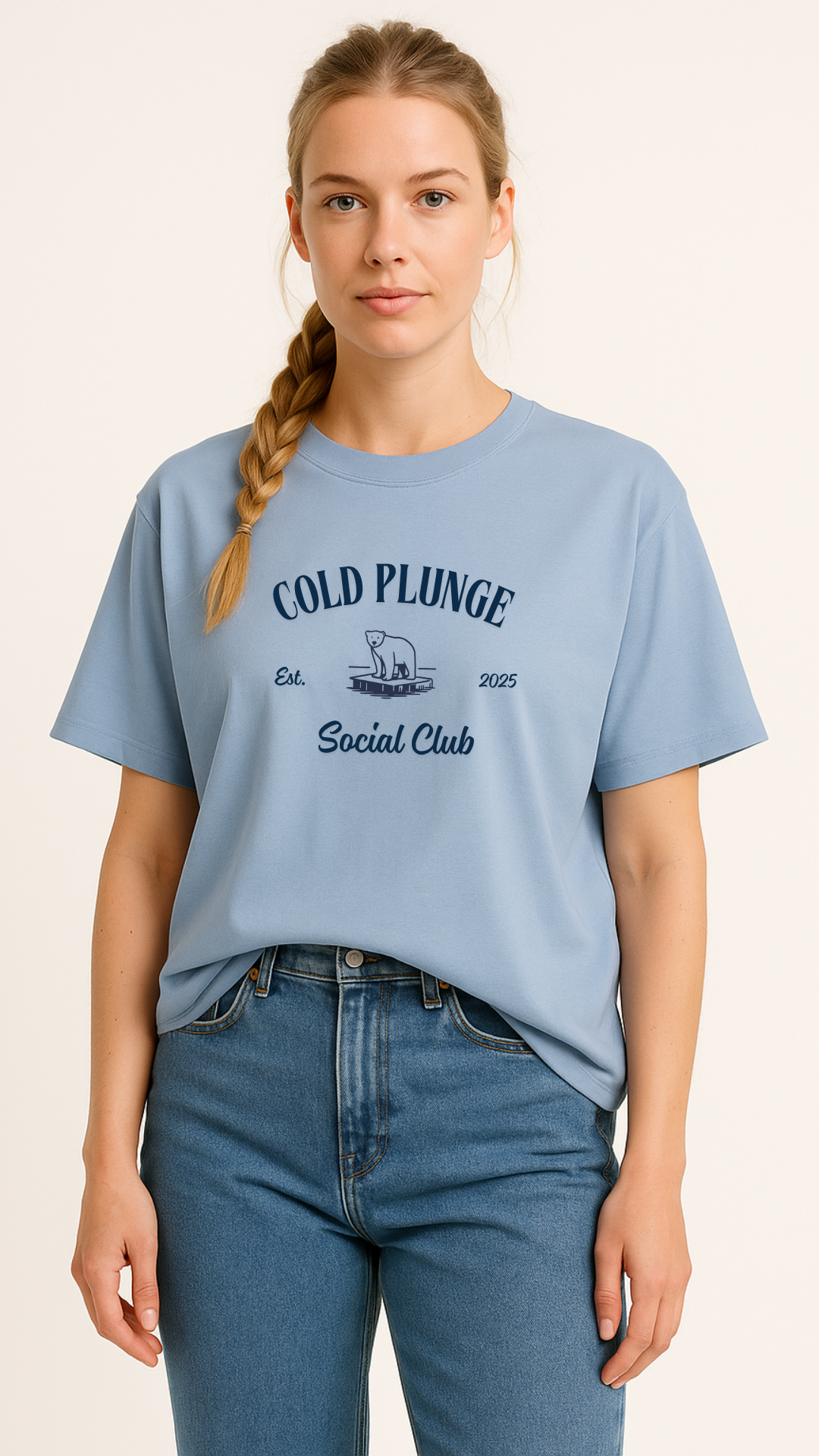 Dame med lyst hår i flette som har på Cold plunge social club lys blå t-skjorte fra doudare og fjord vibes of norway