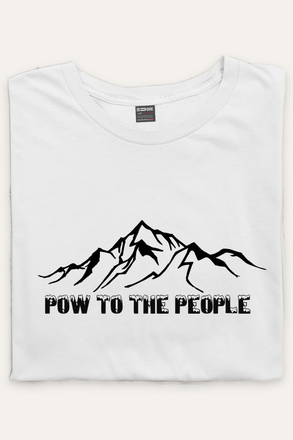 Sammenbrettet hvit POW to the People t-skjorte unisex i økologisk bomull med svart trykk av fjelltopper og teksten POW TO THE PEOPLE – Fjord Vibes