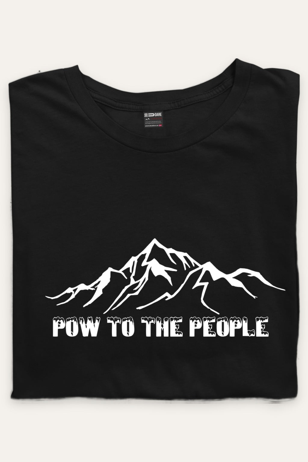Sammenbrettet sort POW to the People t-skjorte unisex i økologisk bomull med hvitt trykk av fjelltopper og teksten POW TO THE PEOPLE – Fjord Vibes