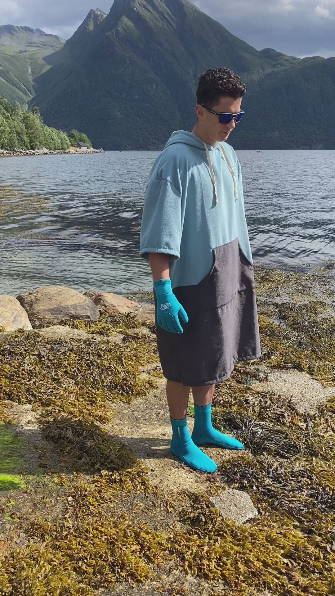 Poncho til isbading i nydelig isblå farge