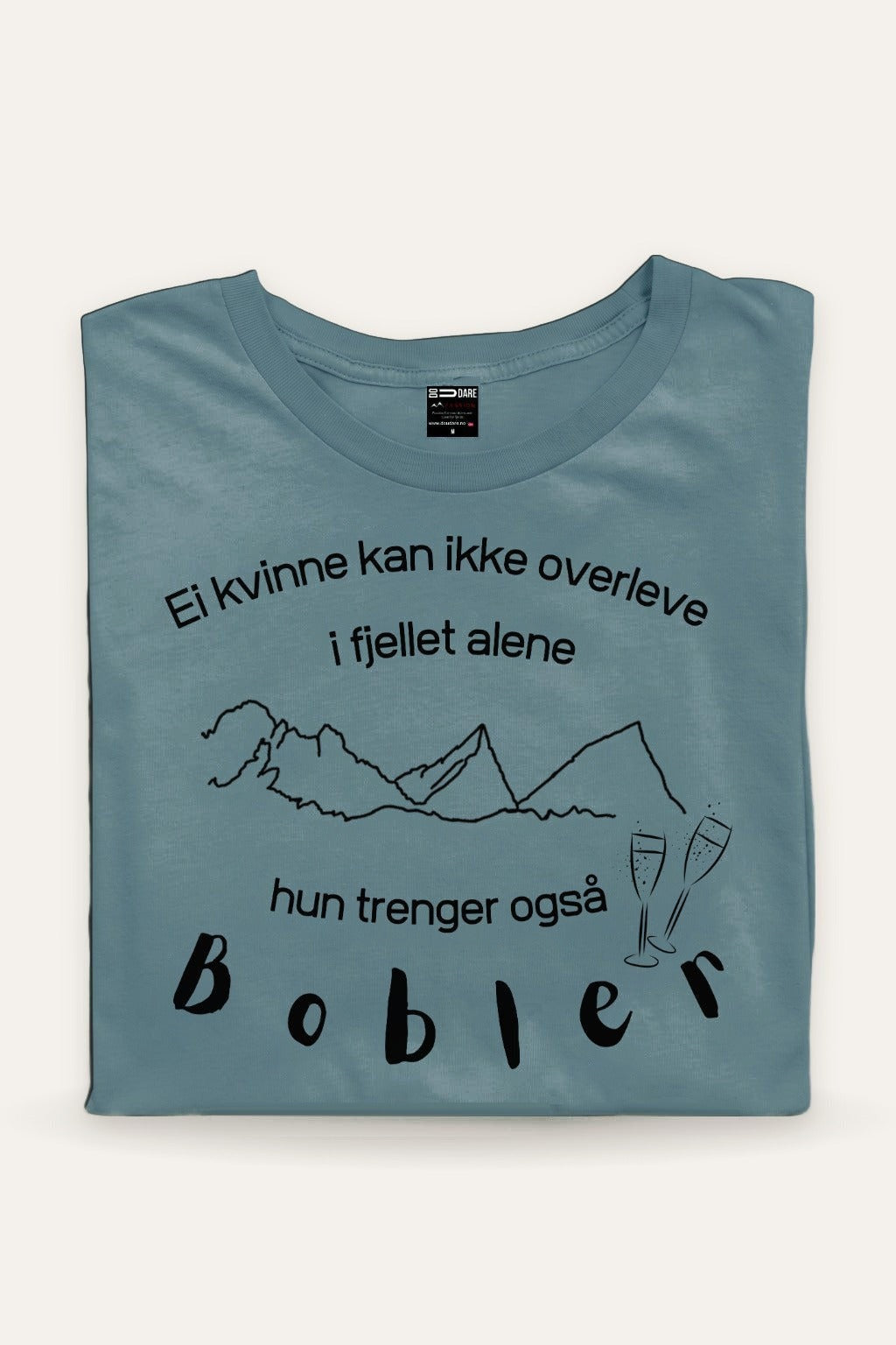 Brettet prosecco t-skjorte i Dusty Blue (grågrønn) med svart trykk, fjellmotiv: Ei kvinne kan ikke overleve i fjellet alene, hun trenger også bobler – Fjord Vibes