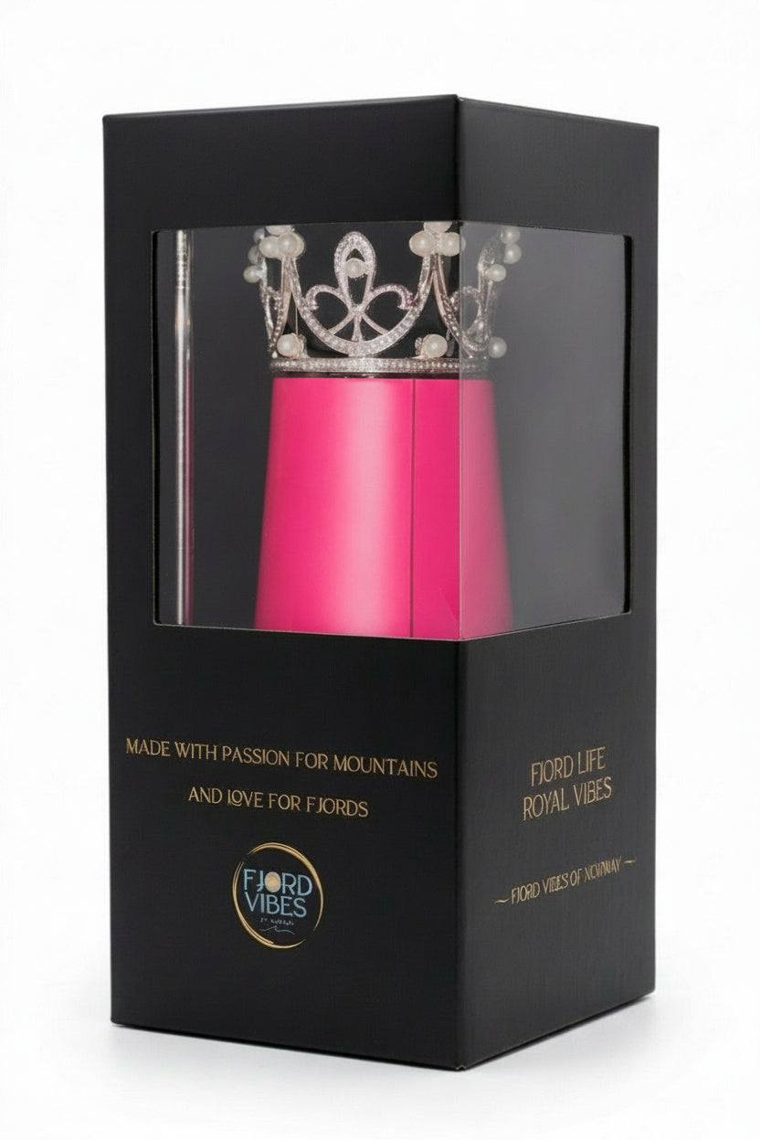 Gave-eske med proseccokopp i rosa, med prinsessekrone i sølv. Sugerør og piperenser følger med på kjøpet, fjord vibes of norway