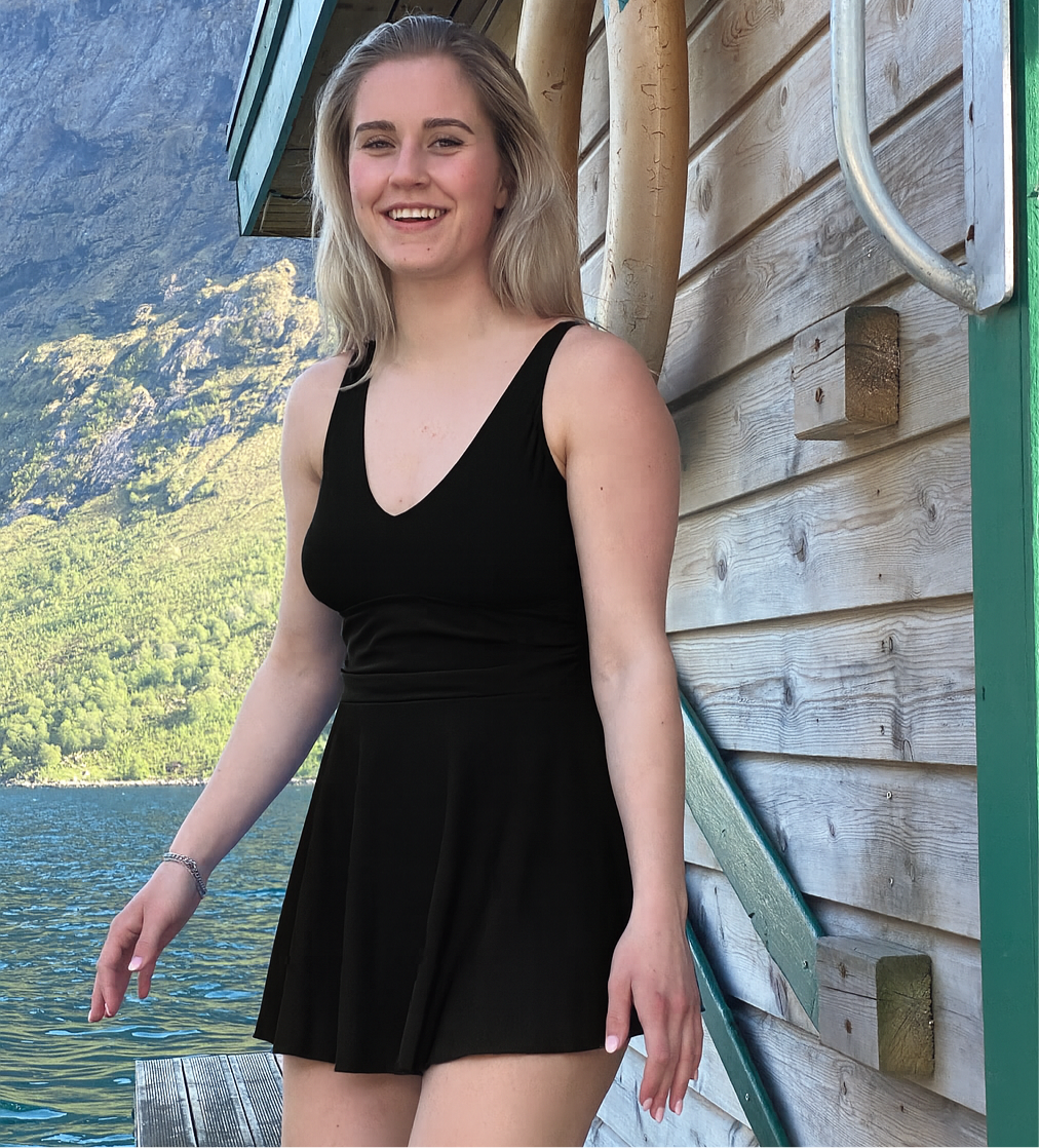 Badekjole Marilyn - Fjord Vibes badekjole Black🖤 LOW CUT ⭐Levers i slutten av august⭐ - DoUdare