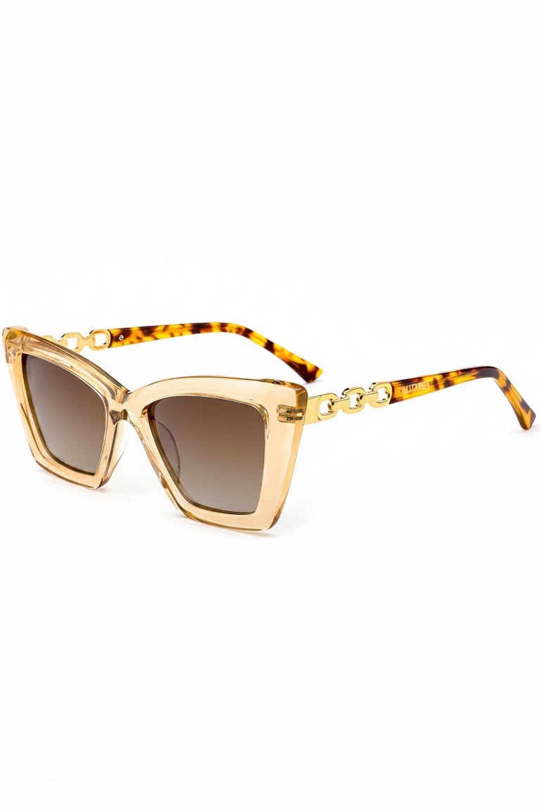 aurora cat eye champagnefarget solbrille fra Fjord Vibes of Norway med gulldetaljer på armen og klassisk skilpaddemønster i svart og gyllen brun. Solbrillen har gradient glass i gyllen brune toner og gyllen ramme.