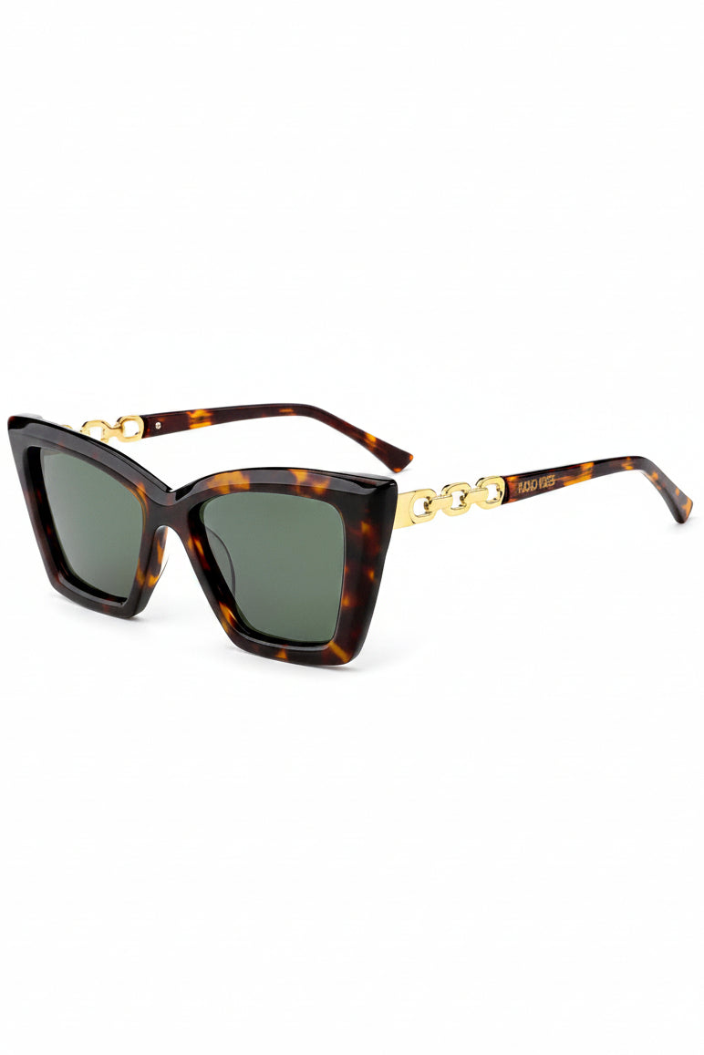 aurora cat eye turtoise mønster  solbrille fra Fjord Vibes of Norway med gulldetaljer på armen og klassisk skilpaddemønster i svart og brun. Solbrillen har glass i grå- brune toner og turtoise ramme.