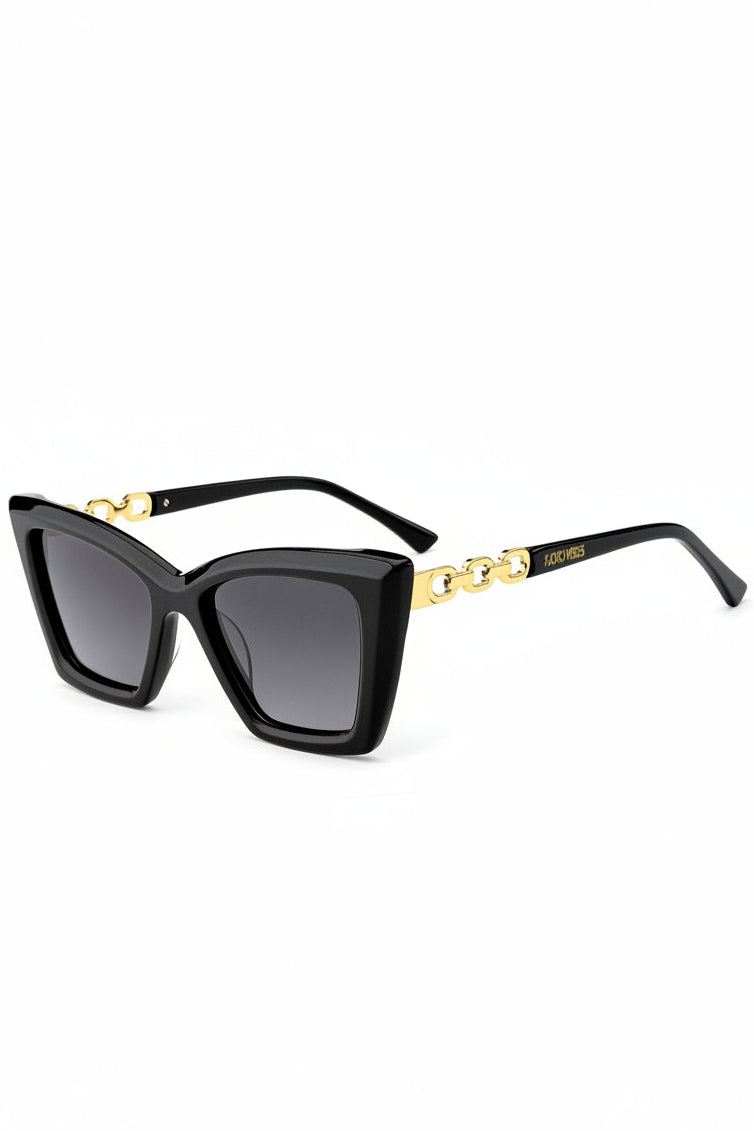 aurora cat eye black solbrille fra Fjord Vibes of Norway med gulldetaljer på armen og svart glossy farge. Solbrillen har glass i sort gradient og sort ramme.