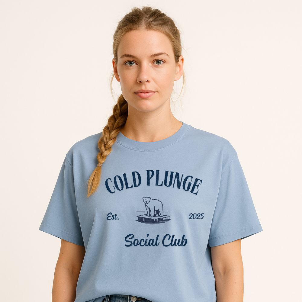 Dame med lyst hår i flette som har på Cold plunge social club lys blå t-skjorte fra doudare og fjord vibes of norway