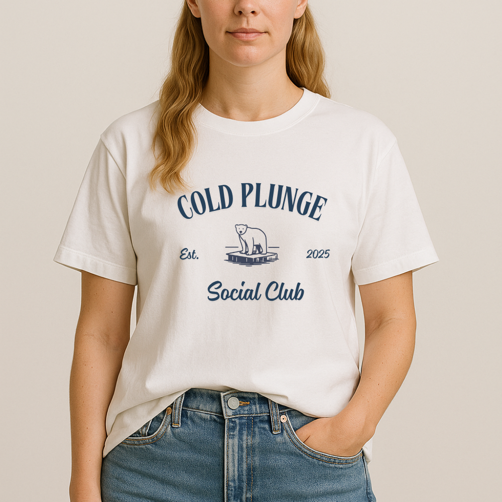 dame som har på en hvit t-skjorte med trykk av cold plunge social club og en isbjørn over brystet fra DoUdare