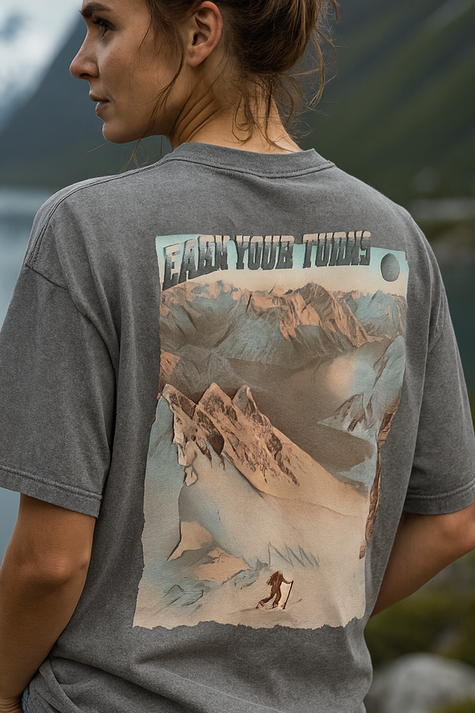 Ei dam e som har på en grå washed unisex oversized t-skjorte med randonnee motiv på ryggen Earn Your Turns