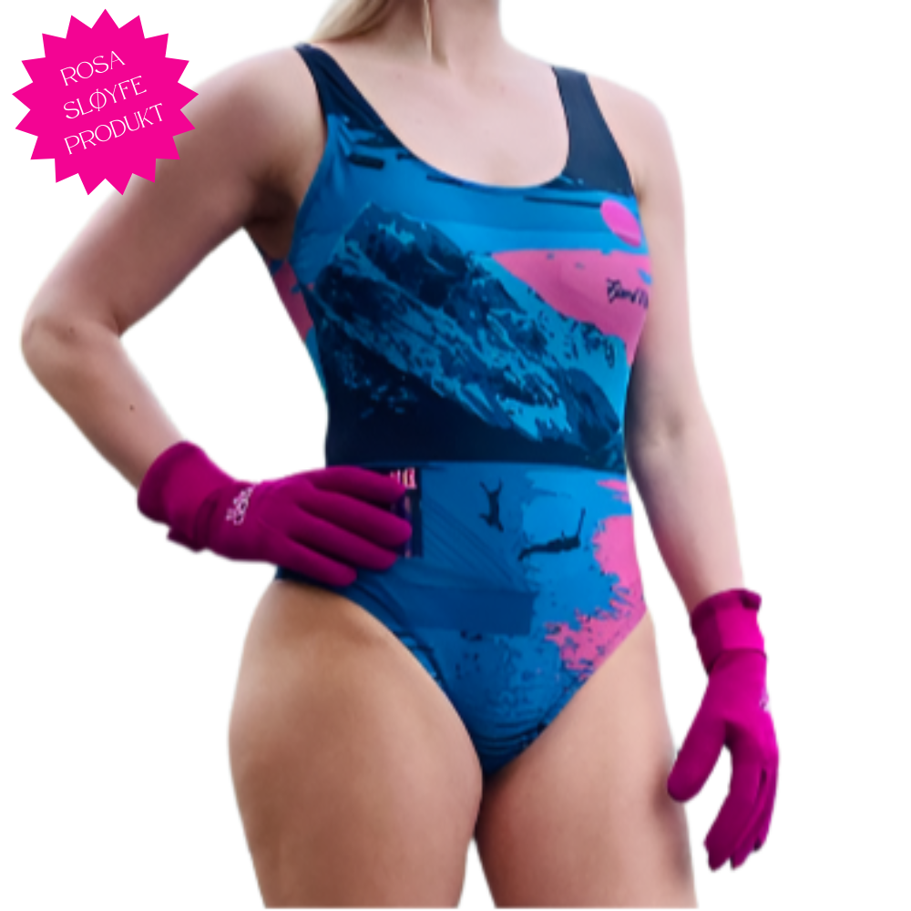 Fjord_Vibes_badedrakt_med_sauna_motiv_i_rosa_og_blatt_med_lue_og_hansker_pink