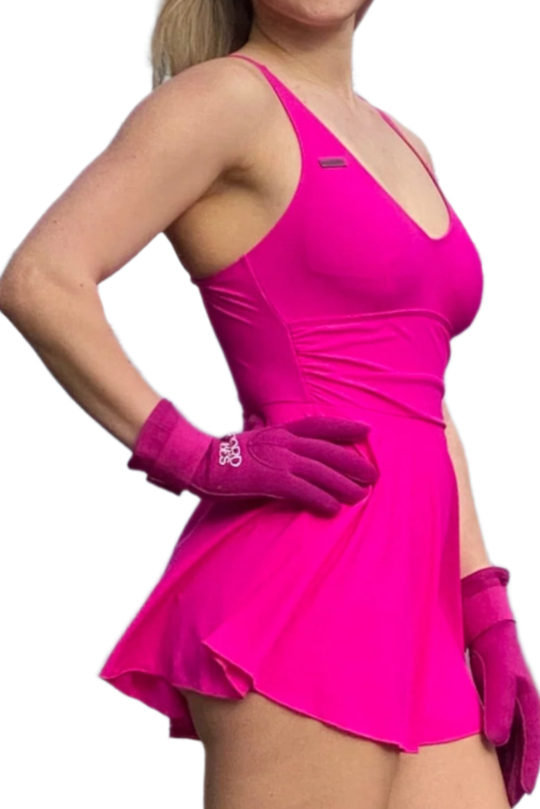 Ei dame som har på en rosa badekjole  fra DoUDare med tilhørende rosa neopren-hansker.
