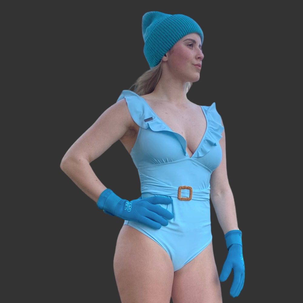 dame med lys blå badedrakt fra fjord vibes og doudare, men turkis tibehør neopren sokker og hansker samt ull lue