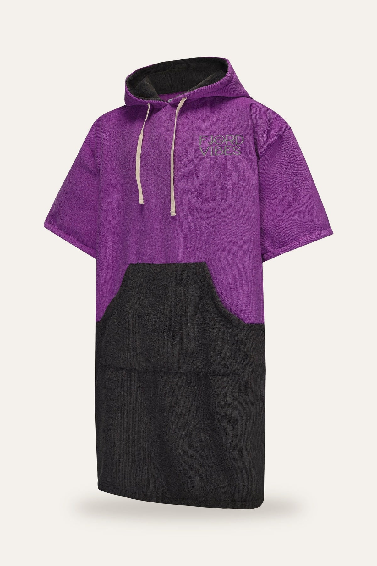 Lilla badeponcho til isbading i mikrofiber fra Fjord Vibes med brodert logo – sett forfra