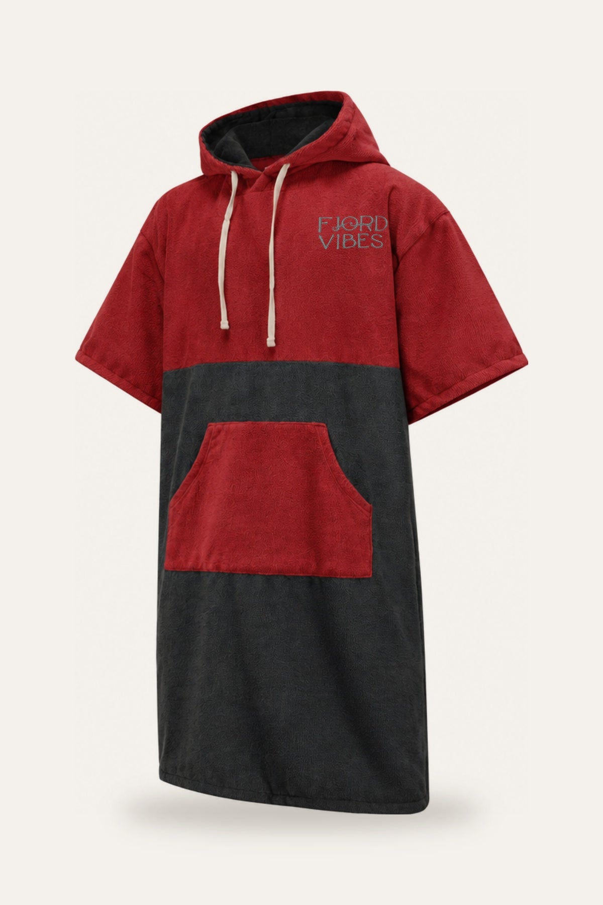 Rød badeponcho til isbading i mikrofiber fra Fjord Vibes med brodert logo – sett forfra