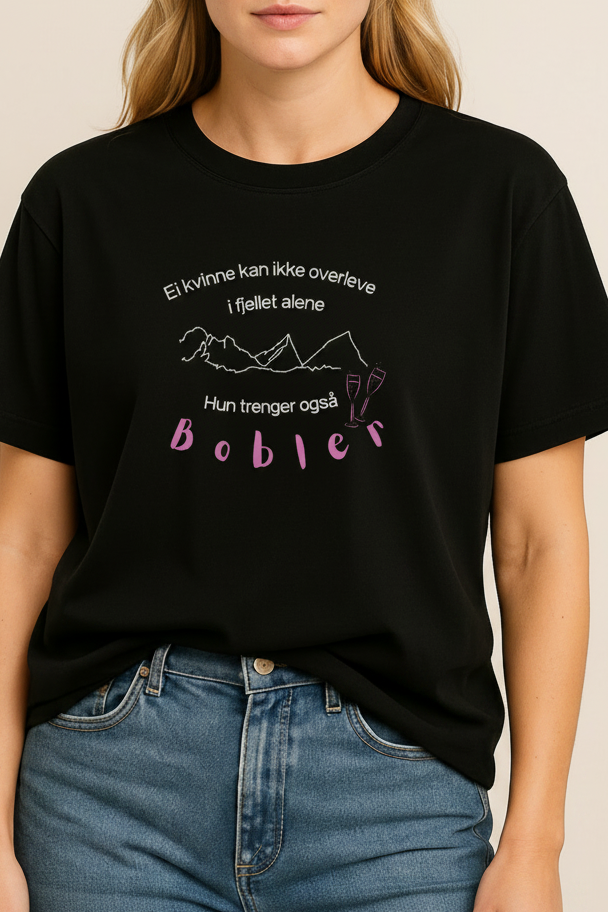 Svart unisex prosecco t-skjorte med hvitt fjelltrykk og rosa Bobler: Ei kvinne kan ikke overleve i fjellet alene, hun trenger også bobler.