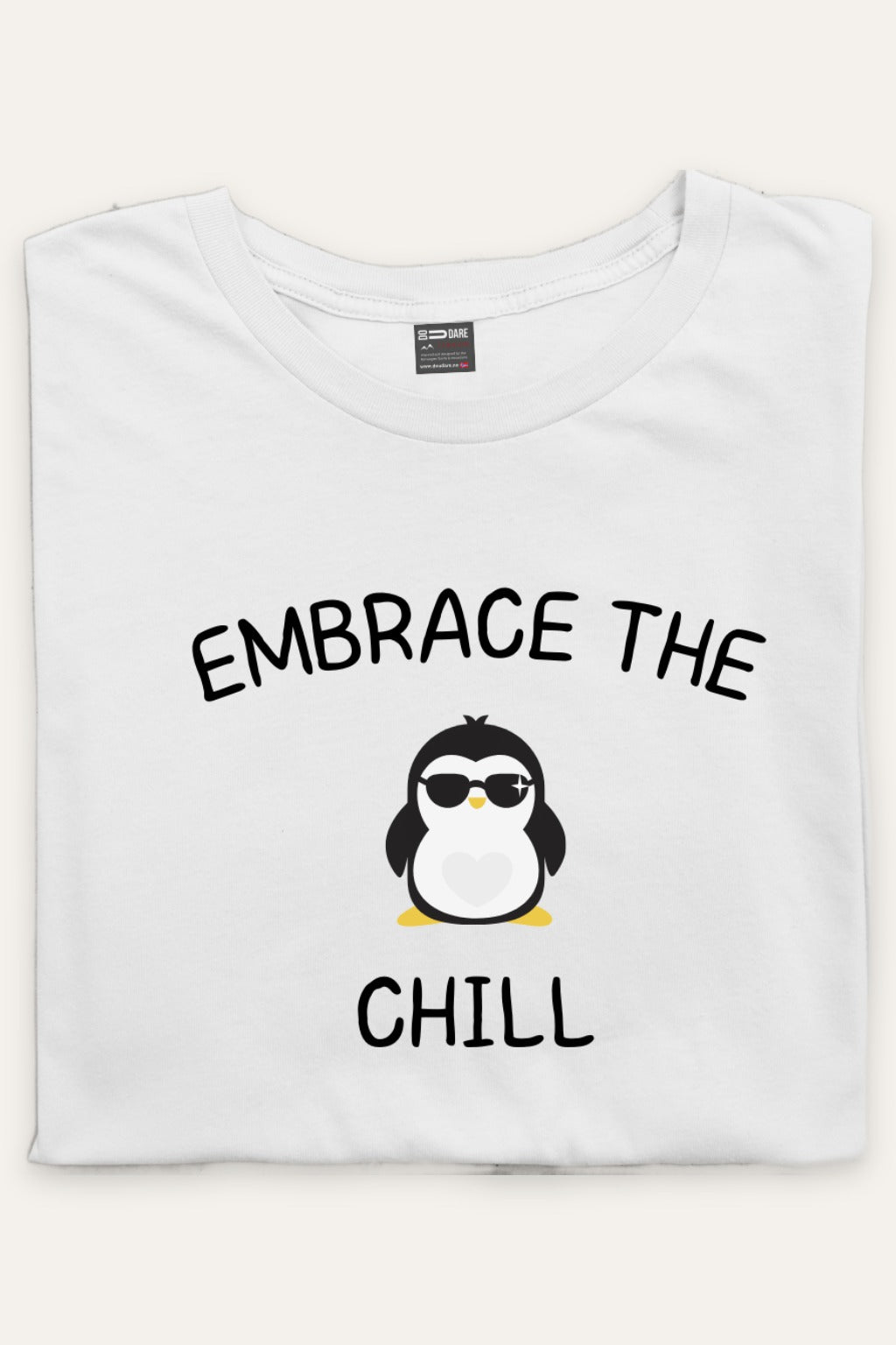 Sammenbrettet Embrace the Chill t-skjorte dame i hvit – viser trykket – Fjord Vibes