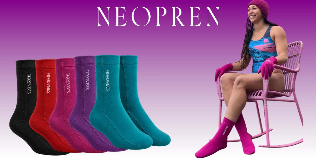 Neopren fra Fjord Vibes – 5 mm neoprensokker i svart, rød, rosa, lilla og turkis, og kvinne i badedrakt med lilla neoprensokker, hansker og lue