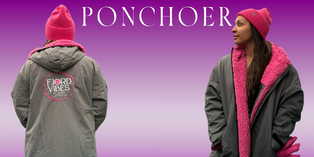 Ponchoer fra Fjord Vibes – grå skifteponcho med rosa fôr og lue i rosa, sett forfra og bakfra