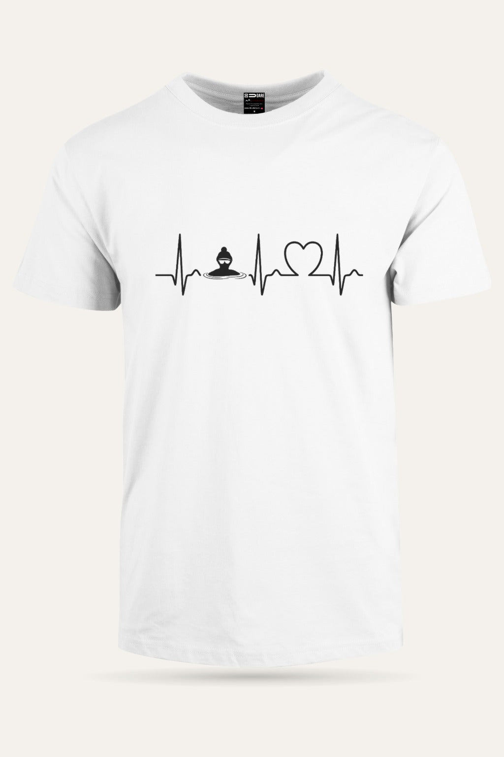 Hartbeat Swim t-skjorte unisex i hvit sett forfra – viser passform og trykk – Fjord Vibes