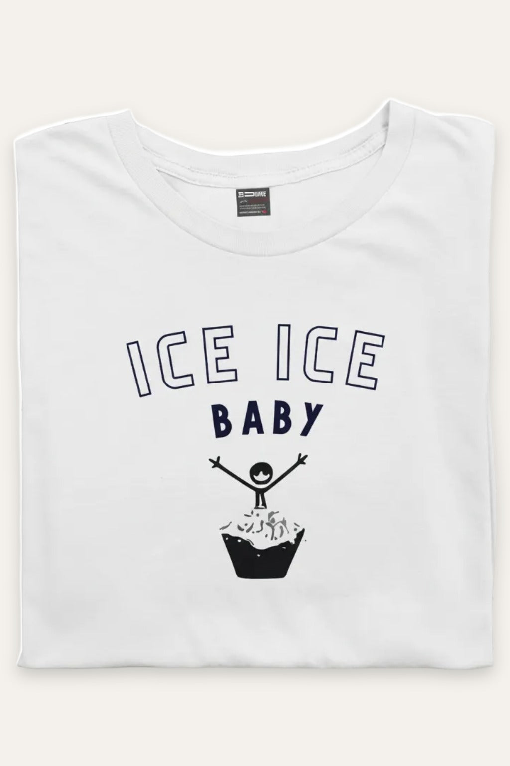 Sammenbrettet Ice Ice Baby Isbading t-skjorte dame i hvit – viser trykket – Fjord Vibes