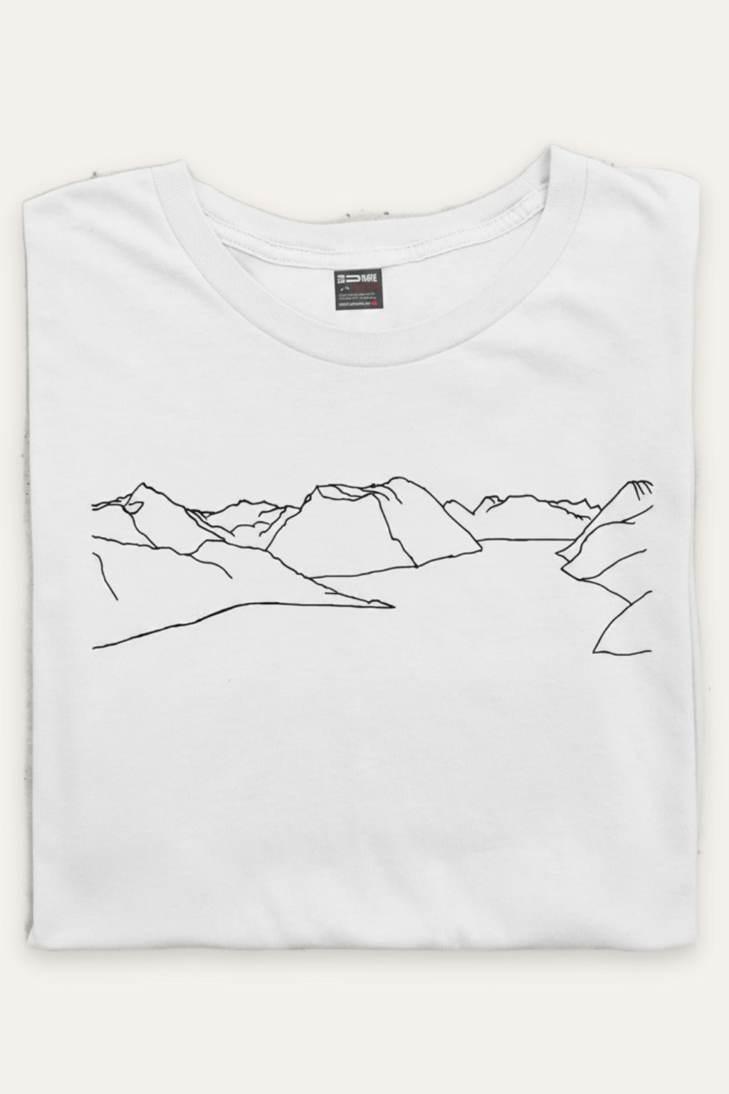 Sammenbrettet Mountain t-skjorte dame i hvit – viser trykket – Fjord Vibes
