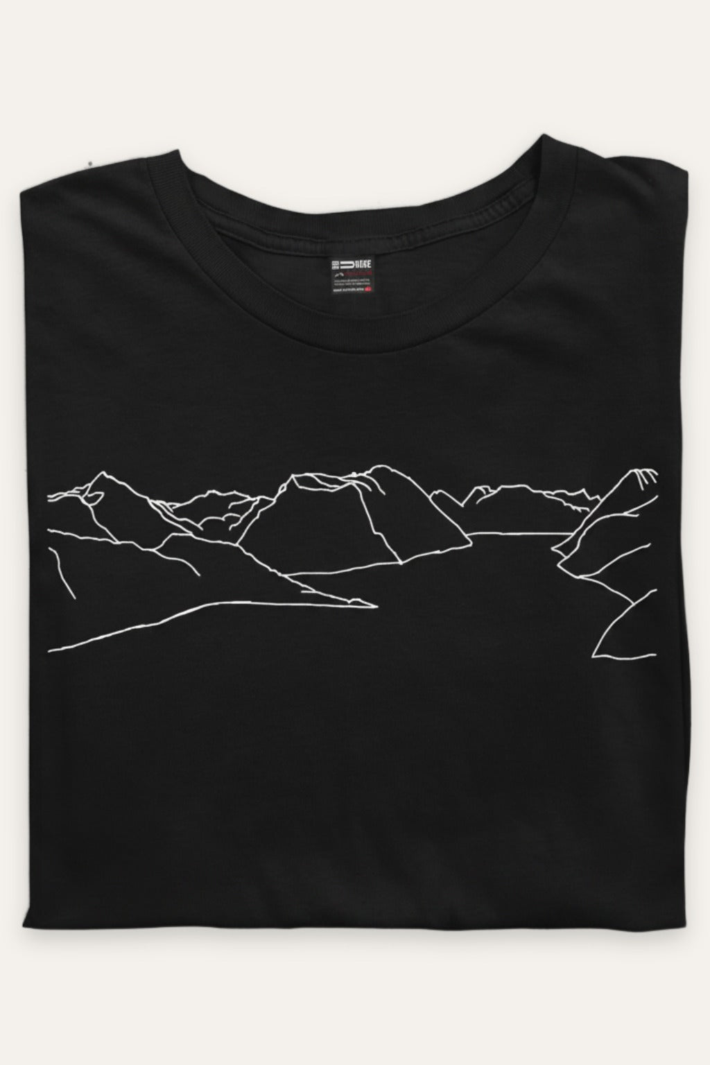 Sammenbrettet Mountain t-skjorte dame i sort – viser trykket – Fjord Vibes