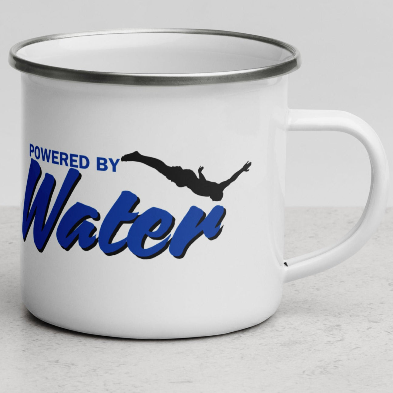 hvit turkopp for helårsbadere med trykk i blått med tekst Powered by water