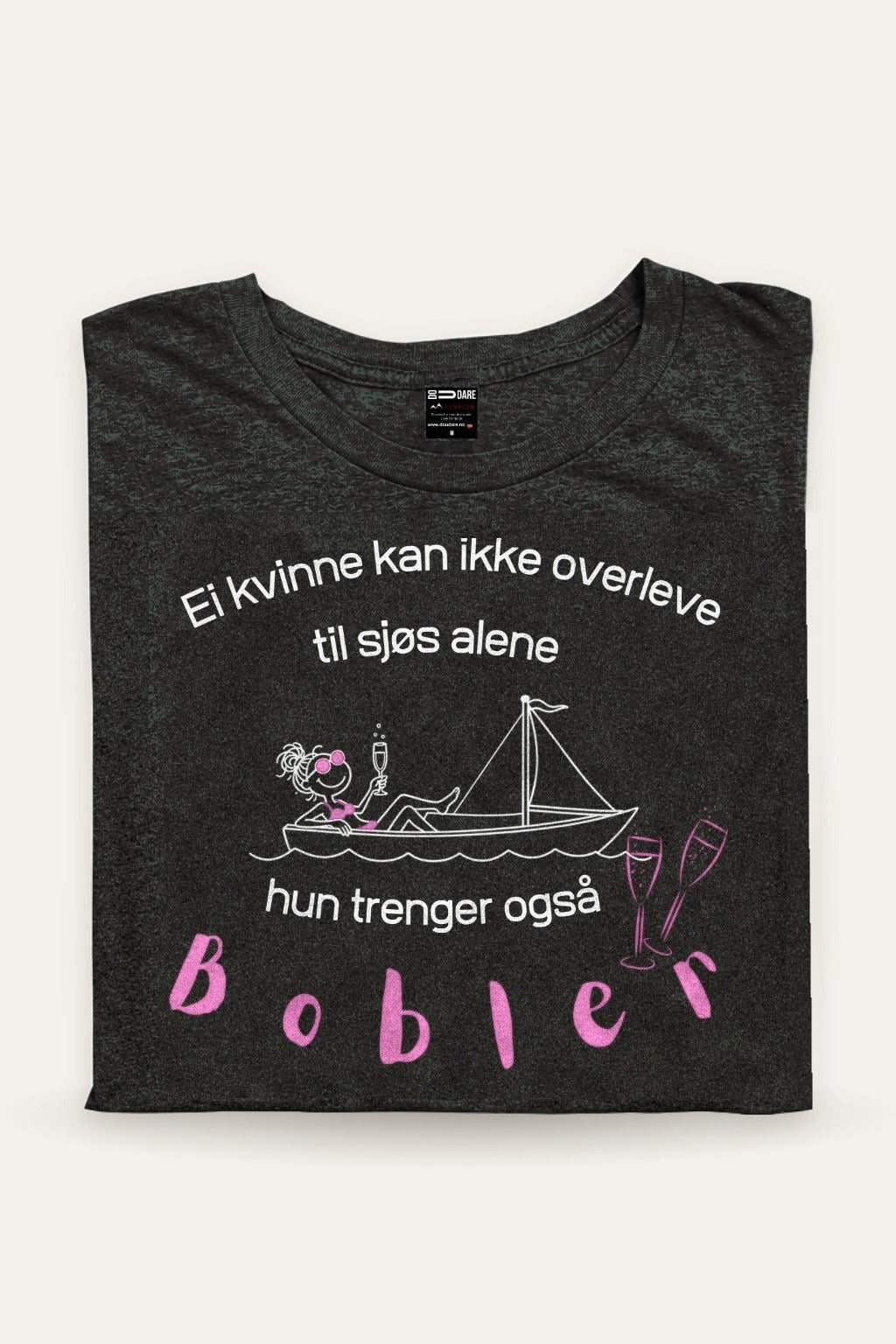 Brettet prosecco t-skjorte i koks (melert mørk grå) med hvit tekst og rosa Bobler, båtmotiv: Ei kvinne kan ikke overleve til sjøs alene, hun trenger også bobler – Fjord Vibes