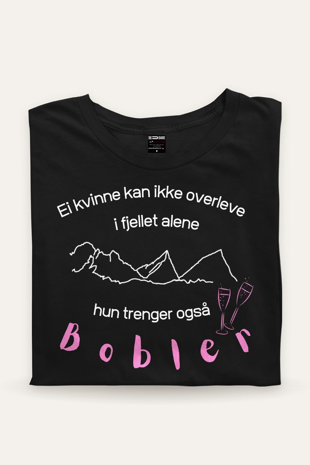 Brettet prosecco t-skjorte i sort med hvit tekst og rosa Bobler, fjellmotiv: Ei kvinne kan ikke overleve i fjellet alene, hun trenger også bobler – Fjord Vibes