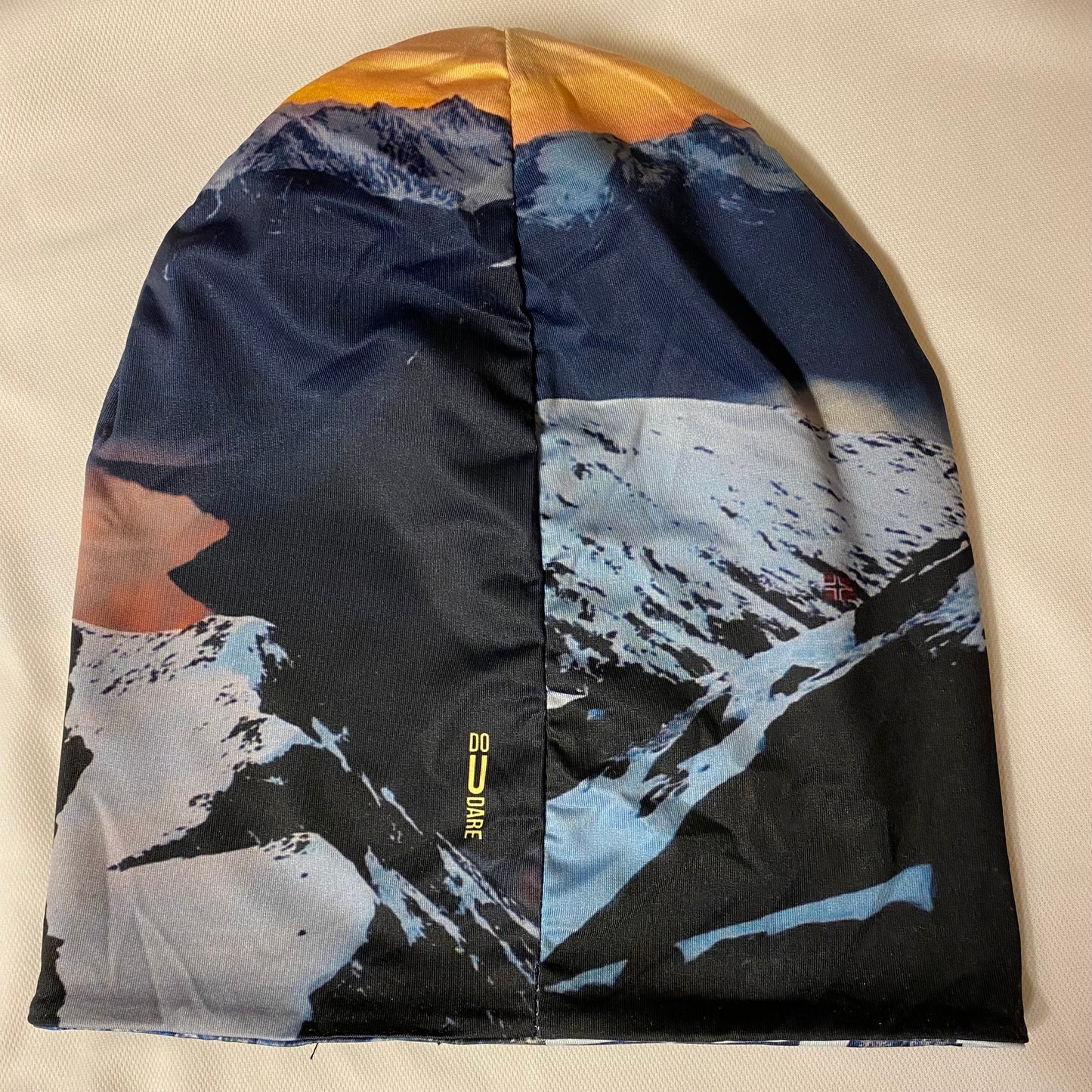 <tc>Double-sided hat with a photo motif from the Alps of Sunnmøre</tc>